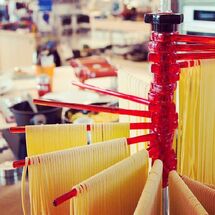 MARCATO Ιταλίας Στεγνωτήρι Ζυμαρικών Design με 16 Ράβδους MAX Αντοχή 2kg Βάση Αλουμινίου-Πλαστικοί Ράβδοι Κόκκινο