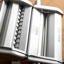 Marcato ATLAS150 DESIGN ΑΛΟΥΜΙΝΙΟ Ανοδιωμένο Βαμμένο Μηχανή Φύλλου και Ζυμαρικών 20x20x15.5cm Διαιρούμενη MAX Πλάτος Ζύμης 15cm Βάρος 1.68kg Ασημί Ιταλίας