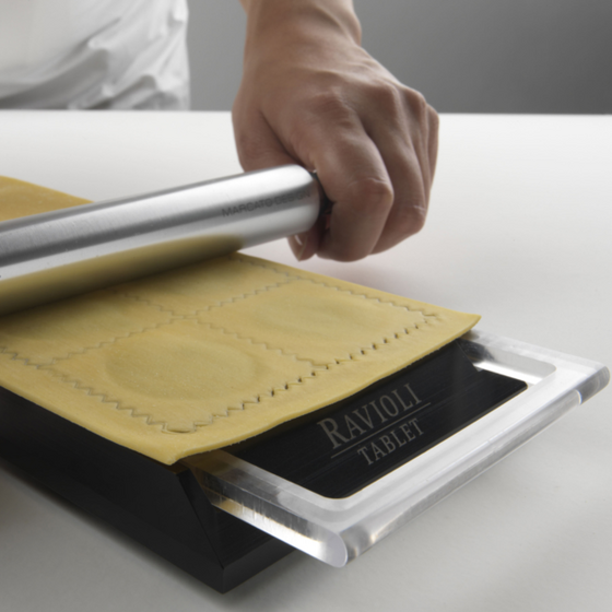 MARCATO Ιταλίας Φόρμα Design 10 θέσεων Ροζ για Ζυμαρικά Ravioli 34x12.5x2cm και Πλάστης