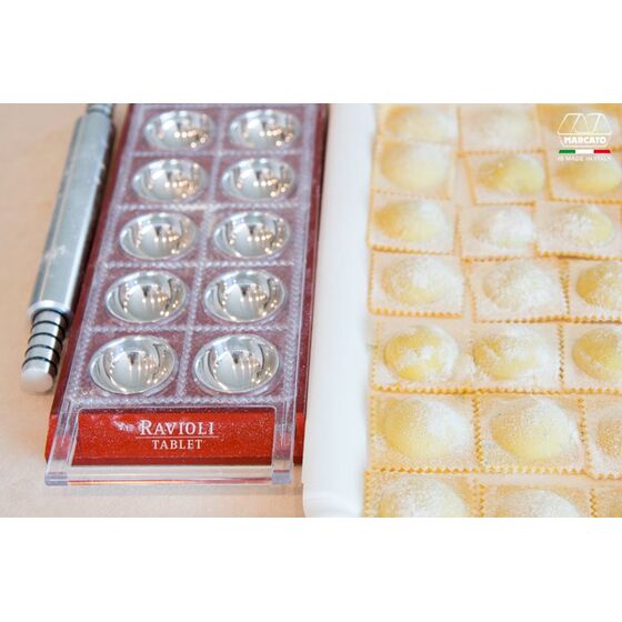 Marcato Φόρμα Design 10 θέσεων Κόκκινο για Ζυμαρικά Ravioli 34x12.5x2cm και Πλάστης