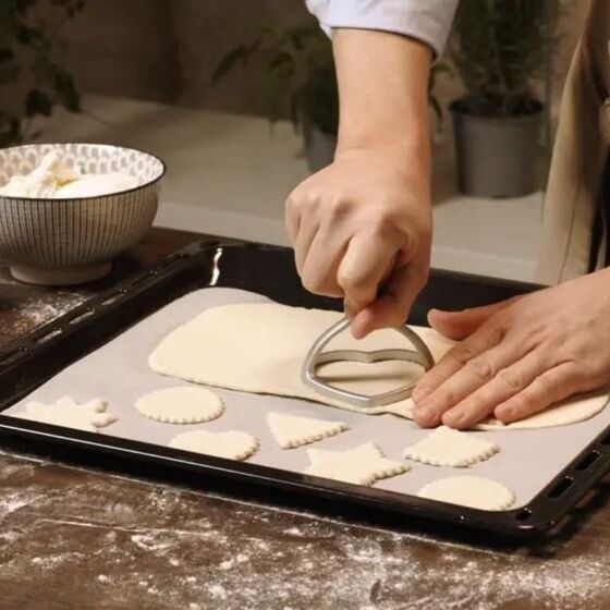 MARCATO Ιταλίας Σφραγίδα-Κόφτης Αλουμινίου για Ζύμες και Ζυμαρικά Ravioli με Ξύλινη Λαβή Design Καρδιά 50mm