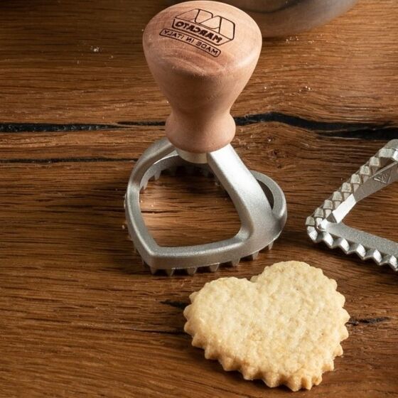 MARCATO Ιταλίας Σφραγίδα-Κόφτης Αλουμινίου για Ζύμες και Ζυμαρικά Ravioli με Ξύλινη Λαβή Design Καρδιά 50mm