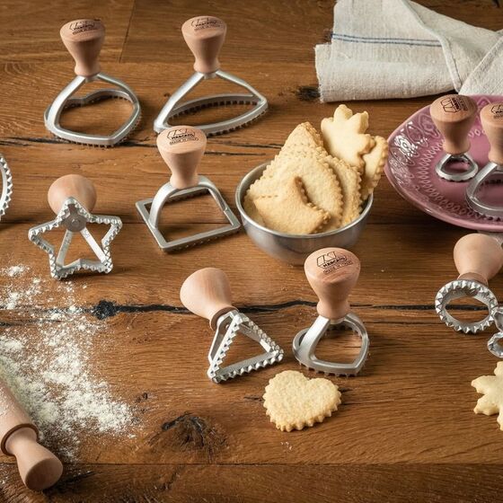 MARCATO Ιταλίας Σφραγίδα-Κόφτης Αλουμινίου για Ζύμες και Ζυμαρικά Ravioli με Ξύλινη Λαβή Design Καρδιά 80mm