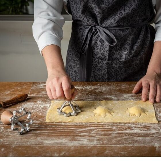 MARCATO Ιταλίας Σφραγίδα-Κόφτης Αλουμινίου για Ζύμες και Ζυμαρικά Ravioli με Ξύλινη Λαβή Design Λουλούδι 70mm