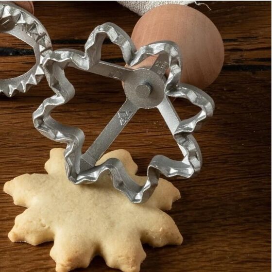 MARCATO Ιταλίας Σφραγίδα-Κόφτης Αλουμινίου για Ζύμες και Ζυμαρικά Ravioli με Ξύλινη Λαβή Design Λουλούδι 70mm