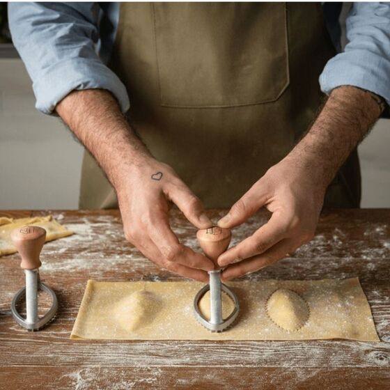 MARCATO Ιταλίας Σφραγίδα-Κόφτης Αλουμινίου για Ζύμες και Ζυμαρικά Ravioli με Ξύλινη Λαβή Design Οβάλ 100mm