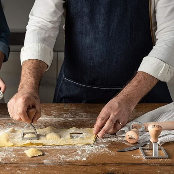 MARCATO Ιταλίας Σφραγίδα-Κόφτης Αλουμινίου για Ζύμες και Ζυμαρικά Ravioli με Ξύλινη Λαβή Design Τετράγωνο 58mm