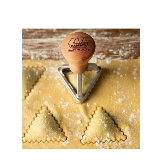 MARCATO Ιταλίας Σφραγίδα-Κόφτης Αλουμινίου για Ζύμες και Ζυμαρικά Ravioli με Ξύλινη Λαβή Design Τρίγωνο 54mm