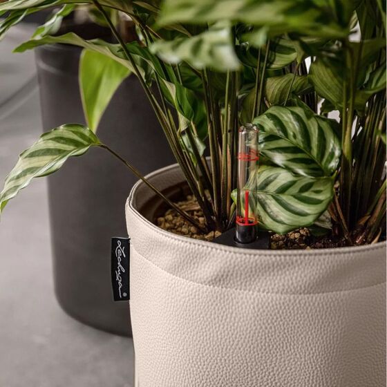 LECHUZA TRENDCOVER 23 Γλάστρα με Επιφάνεια Vegan Δέρμα Ø23x26.5cm Αυτοποτιζόμενη με Δοχείο Φύτευσης Κρεμ Γερμανίας