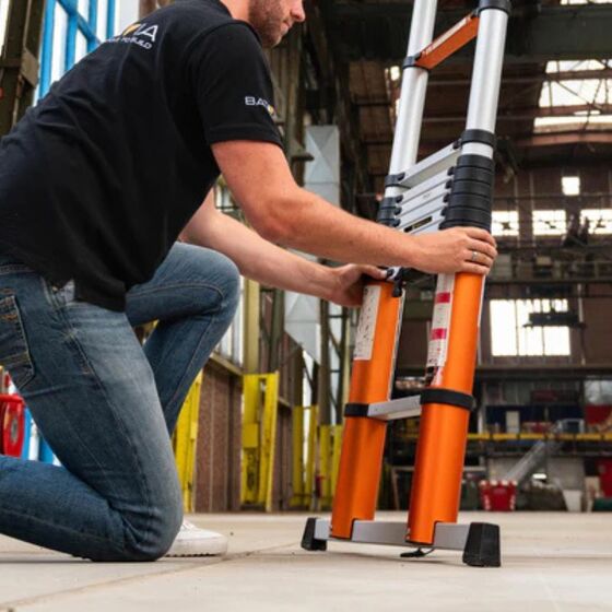 BATAVIA Τηλεσκοπική Σκάλα 4.17m Αλουμινίου με 14 Σκαλιά Βάρος 17kg MAX Αντοχή 150kg Πάτημα Σκαλοπατιού 4cm GIRAFFE AIR Premium EN131/TÜV